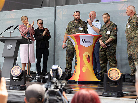 Den Veteranen gehörte bei der Zentralveranstaltung die große Bühne in Berlin - und der Applaus von Bundestagspräsidentin Julia Klöckner und Rockstar Bryan Adams. Foto: DBwV/Yann Bombeke
