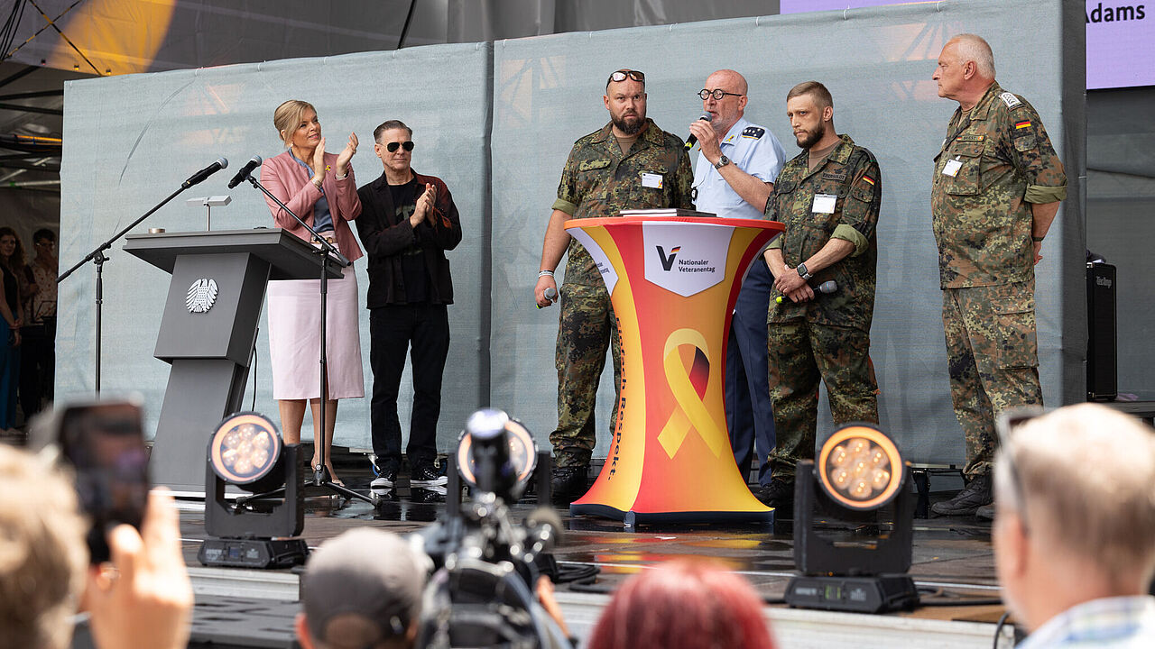 Den Veteranen gehörte bei der Zentralveranstaltung die große Bühne in Berlin - und der Applaus von Bundestagspräsidentin Julia Klöckner und Rockstar Bryan Adams. Foto: DBwV/Yann Bombeke