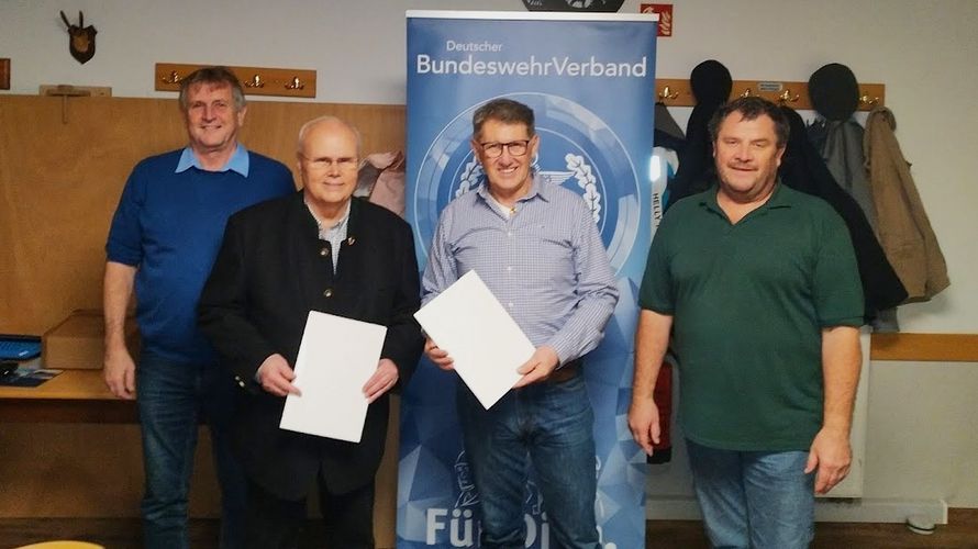 Auf der Wahlversammlung geehrte Mitglieder mit Vorsitzendem ERH Oberstabsfeldwebel a.D. Bernhard Hauber (v.l.), Oberstleutnant a.D. Karl Brandl, Oberstabsfeldwebel a.D. Max Fuchs und Vorsitzendem Stabsfeldwebel a.D. Karl-Heinz Garbe. Foto: KHG