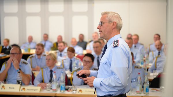 Oberstleutnant Dr. Detlef Buch diskutierte u.a. Artikelgesetz und Übertragung des Tarifabschlusses im öffentlichen Dienst auf die Bundeswehr. Foto: DBwV/IK
