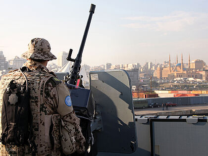 Auf dem Tender "Donau" sind beim Einlaufen in den Hafen von Beirut alle Sicherungsposten mit Spezialkräften besetzt. Foto: Bundeswehr/Andrea Bienert