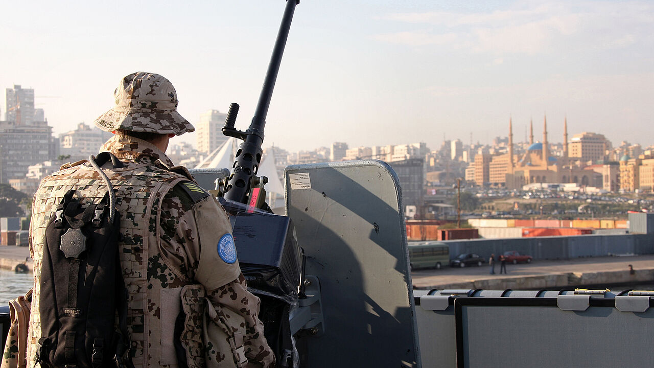 Auf dem Tender "Donau" sind beim Einlaufen in den Hafen von Beirut alle Sicherungsposten mit Spezialkräften besetzt. Foto: Bundeswehr/Andrea Bienert