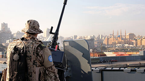 Auf dem Tender "Donau" sind beim Einlaufen in den Hafen von Beirut alle Sicherungsposten mit Spezialkräften besetzt. Foto: Bundeswehr/Andrea Bienert
