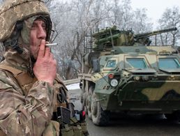 Ein ukrainischer Soldat raucht nahe der Stadt Charkiw neben einem Schützenpanzer eine Zigarette. Das Gebiet um die Stadt im Nordosten des Landes, unweit der Grenze zu Russland, ist seit Beginn der russischen Aggression schwer umkämpft. Foto: picture alliance / ASSOCIATED PRESS / Andrew Marienko