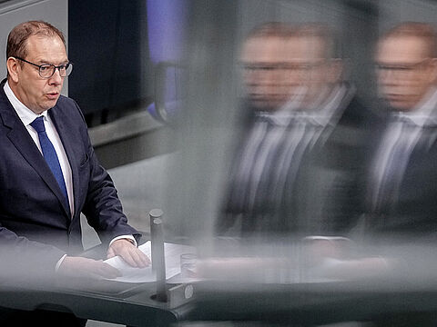 Henning Otte (CDU), Wehrbeauftragter des Deutschen Bundestags, spricht im Parlament zu seinem ersten Jahresbericht. Foto: picture alliance/dpa/Kay Nietfeld
