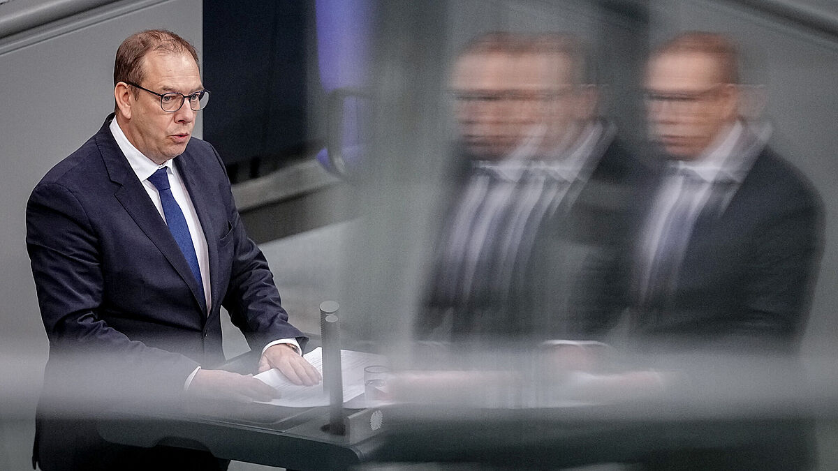 Henning Otte (CDU), Wehrbeauftragter des Deutschen Bundestags, spricht im Parlament zu seinem ersten Jahresbericht. Foto: picture alliance/dpa/Kay Nietfeld