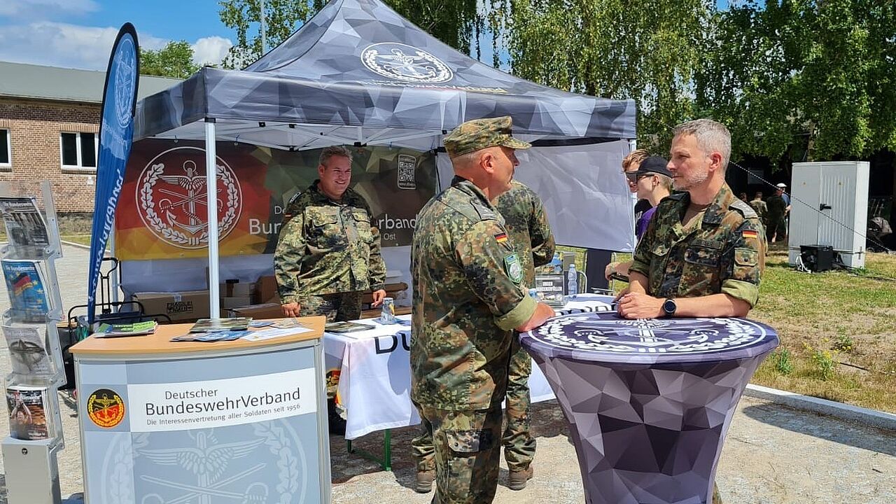 Der stellvertretende Landesvorsitzende, Hauptmann Alexander Dreiser (rechts am Stehtisch) war nach Neubrandenburg gekommen, um sich einen Überblick über die Arbeit am Informationsstand zu verschaffen, aber auch um mit Besuchern und Standpersonal ins Gespräch zu kommen. Foto: Steffen Braun