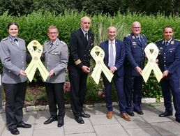 Hauptmann Adrienne Meyer, Oberst Hans-Martin Gieseler, Fregattenkapitän Jens Tischer, Bürgermeister Uwe Schmitz, Stabsfeldwebel Marcus Meister und Oberst Jörg Sievers (v.l.) Foto: DBwV