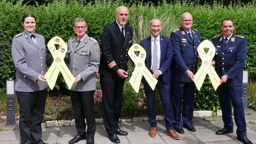 Hauptmann Adrienne Meyer, Oberst Hans-Martin Gieseler, Fregattenkapitän Jens Tischer, Bürgermeister Uwe Schmitz, Stabsfeldwebel Marcus Meister und Oberst Jörg Sievers (v.l.) Foto: DBwV