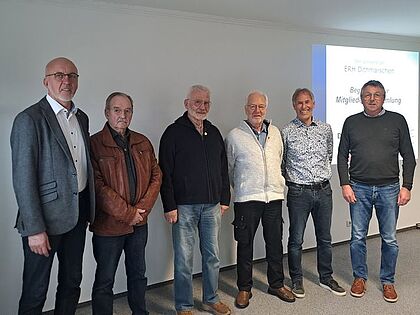 Jens Tischer (von links) mit den Jubilaren Oberstleutnant a.D. Friedrich Bischoff (50 Jahre),      Oberstleutnant a.D. Henning Wolfien (65 Jahre) und Stabsfeldwebel a.D. Reinhold Jensen (60 Jahre) sowie Ortwin Rosenke und Otto Warskulat. Foto: DBwV