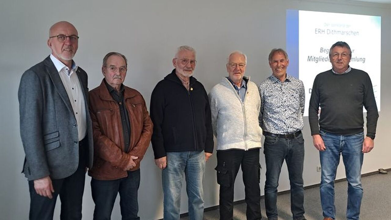 Jens Tischer (von links) mit den Jubilaren Oberstleutnant a.D. Friedrich Bischoff (50 Jahre),      Oberstleutnant a.D. Henning Wolfien (65 Jahre) und Stabsfeldwebel a.D. Reinhold Jensen (60 Jahre) sowie Ortwin Rosenke und Otto Warskulat. Foto: DBwV