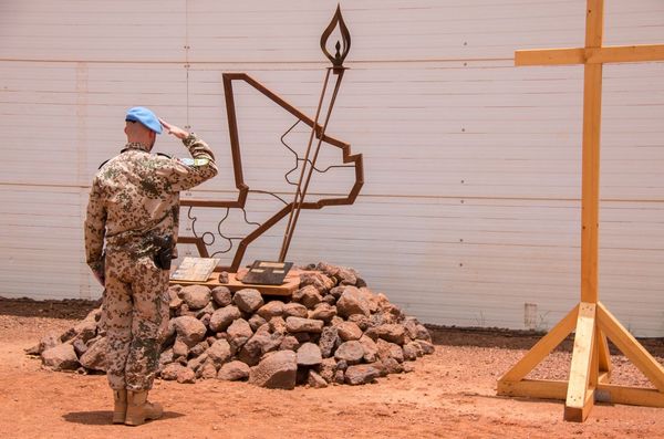 Mit diesem jüngsten Ehrenhain der Bundeswehr im Camp Castor in Mali wird der Tiger-Besatzung gedacht, die beim Abturz ihres Hubschraubers am 26. Juli ihr Leben verlor. Foto: Bundeswehr/Döhring