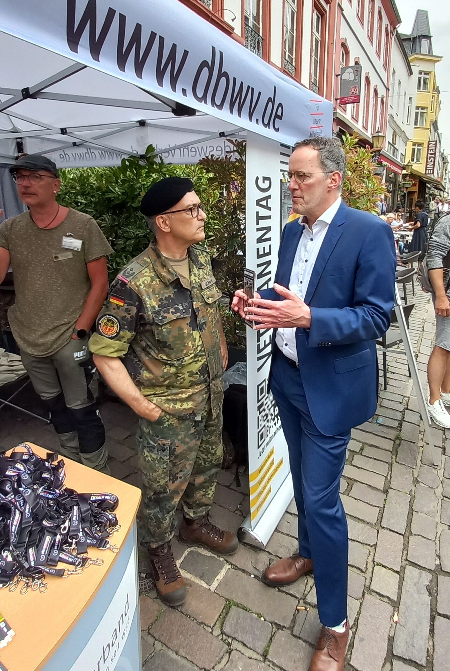 Innenminister Michael Ebling im Gespräch mit dem Vorsitzenden der StOKa Koblenz/Lahnstein, Oberstleutnant Michael Schwab. Foto: DBwV/Gerald Arleth