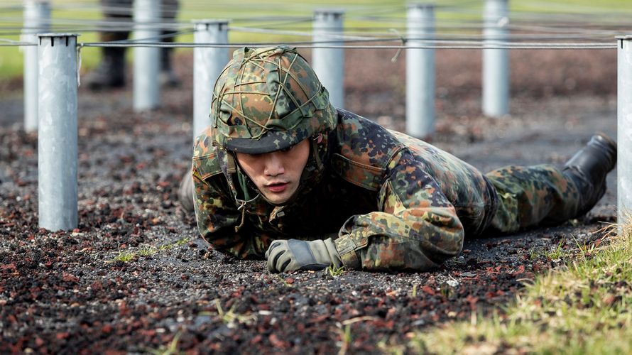 Vier Frauen und 31 Männer leisten in der Lagenstein-Kaserne in Hannover ihren Dienst im neuen Ausbildungsmodell der Bundeswehr. Am Tag unseres Besuchs heißt es „Ab über den Hindernisparcours“. Foto: Bundeswehr/Kai-Axel Döpke