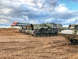 Panzerhaubitzen stehen auf einem Übungsplatz im litauischen Rukla. Die Bundeswehr führt hier die NATO Battlegroup – und wird ihr Engagement noch ausweiten. Foto: Philipp Kohlhöfer