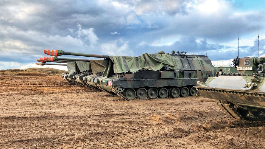 Panzerhaubitzen stehen auf einem Übungsplatz im litauischen Rukla. Die Bundeswehr führt hier die NATO Battlegroup – und wird ihr Engagement noch ausweiten. Foto: Philipp Kohlhöfer