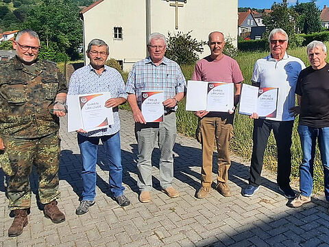 v.l.: Bezirksvorsitzender Heiko Schäfer mit den geehrten Kameraden Josef Marx, Franz Sonntag, Jörg Knobloch, Volker Groß und dem KERH Vorsitzenden Kurt Krummenauer. Foto: StFw a.D. Bernhard Mohr