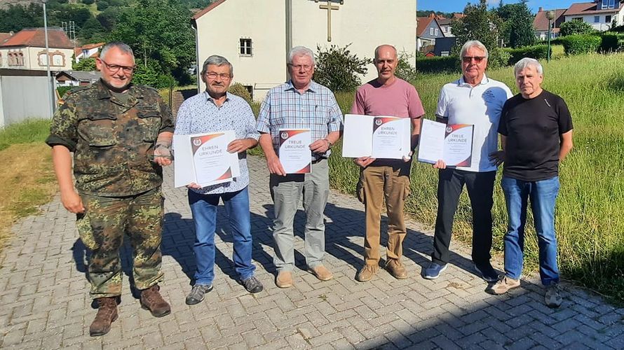 v.l.: Bezirksvorsitzender Heiko Schäfer mit den geehrten Kameraden Josef Marx, Franz Sonntag, Jörg Knobloch, Volker Groß und dem KERH Vorsitzenden Kurt Krummenauer. Foto: StFw a.D. Bernhard Mohr