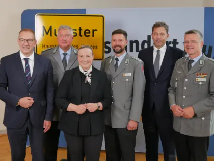 Begrüßungsfoto mit Henning Otte (von links), Thomas Behr, die Bundestagsabgeordnete Vivian Tauschwitz, Lars Schunack (Vorsitzender Bezirk 4), Lars Klingbeil und André Wüst. Foto: DBwV