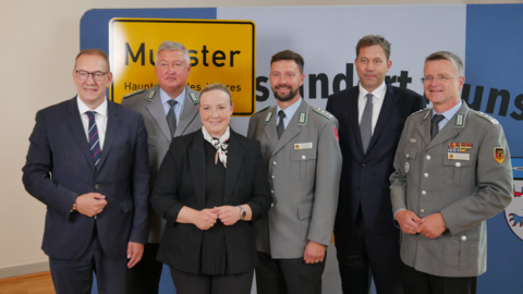 Begrüßungsfoto mit Henning Otte (von links), Thomas Behr, die Bundestagsabgeordnete Vivian Tauschwitz, Lars Schunack (Vorsitzender Bezirk 4), Lars Klingbeil und André Wüst. Foto: DBwV