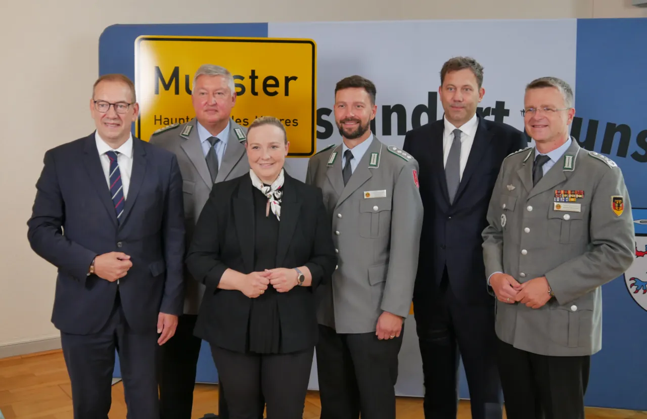 Begrüßungsfoto mit Henning Otte (von links), Thomas Behr, die Bundestagsabgeordnete Vivian Tauschwitz, Lars Schunack (Vorsitzender Bezirk 4), Lars Klingbeil und André Wüst. Foto: DBwV