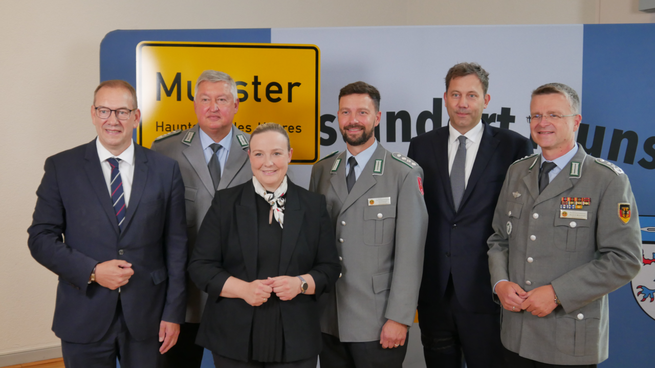 Begrüßungsfoto mit Henning Otte (von links), Thomas Behr, die Bundestagsabgeordnete Vivian Tauschwitz, Lars Schunack (Vorsitzender Bezirk 4), Lars Klingbeil und André Wüst. Foto: DBwV