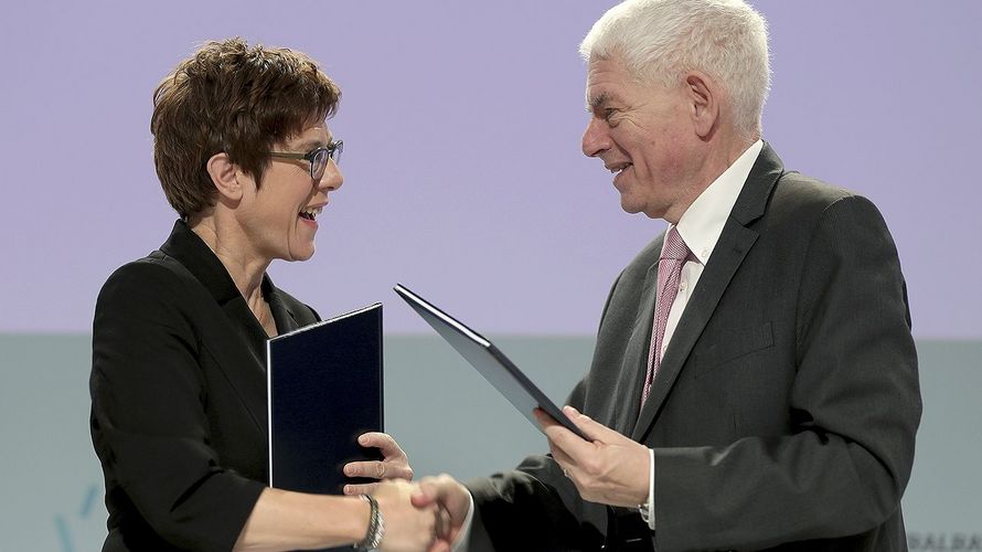 Verteidigungsministerin Annegret Kramp-Karrenbauer und Josef Schuster, Präsident des Zentralrates der Juden in Deutschland, unterzeichnen während des Gemeindetags des Zentralrats einen Vertrag zur jüdischen Militärseelsorge in der Bundeswehr. Unter dem Leitgedanken «In Deutschland zu Hause» treffen sich rund 1.000 Vertreter jüdischer Gemeinden und Organisationen zu dem viertägigen Gemeindetag in Berlin. Foto: Gregor Fischer/dpa 