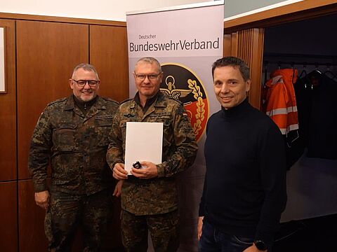 Leid und Freund liegen meist eng zusammen. Als letzte Amtshandlung als Vorsitzender ließ Matthias Wessel dem verstorbenen Hauptmann Jörg Röder gedenken,bevor er gemeinsam mit dem Vorsitzenden des Bezirks 7, Stabshauptmann Heiko Schäfer, die Dankurkunde für 25-jährige DBwV Mitgliedschaft an Stabsfeldwebel Rudolf Trinkhaus überreichte. Foto: Sven Reinhardt