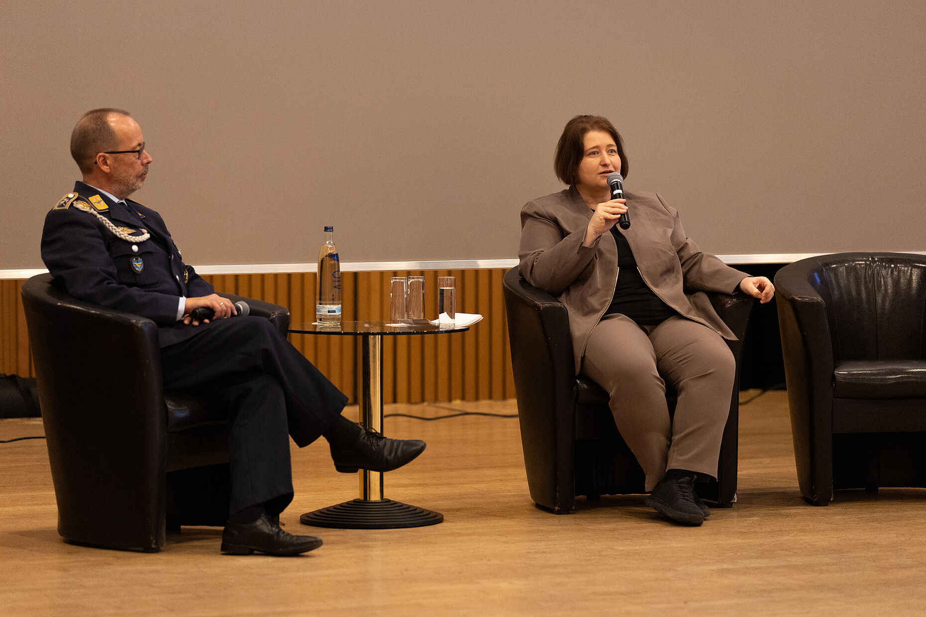 Die Teilnehmerinnen und Teilnehmer hatten die Möglichkeit, mit Bettina Lugk ins Gespräch zu kommen. Foto: DBwV/Sarina Flachsmeier