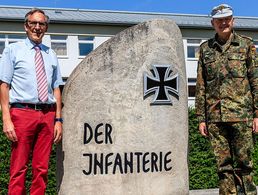Landesvorsitzender Gerhard Stärk (l.) und Brigadegeneral Michael Matz am Stein der Infanterie in Hammelburg. Bild: Bundeswehr/Norman Moelle