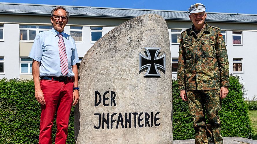 Landesvorsitzender Gerhard Stärk (l.) und Brigadegeneral Michael Matz am Stein der Infanterie in Hammelburg. Bild: Bundeswehr/Norman Moelle
