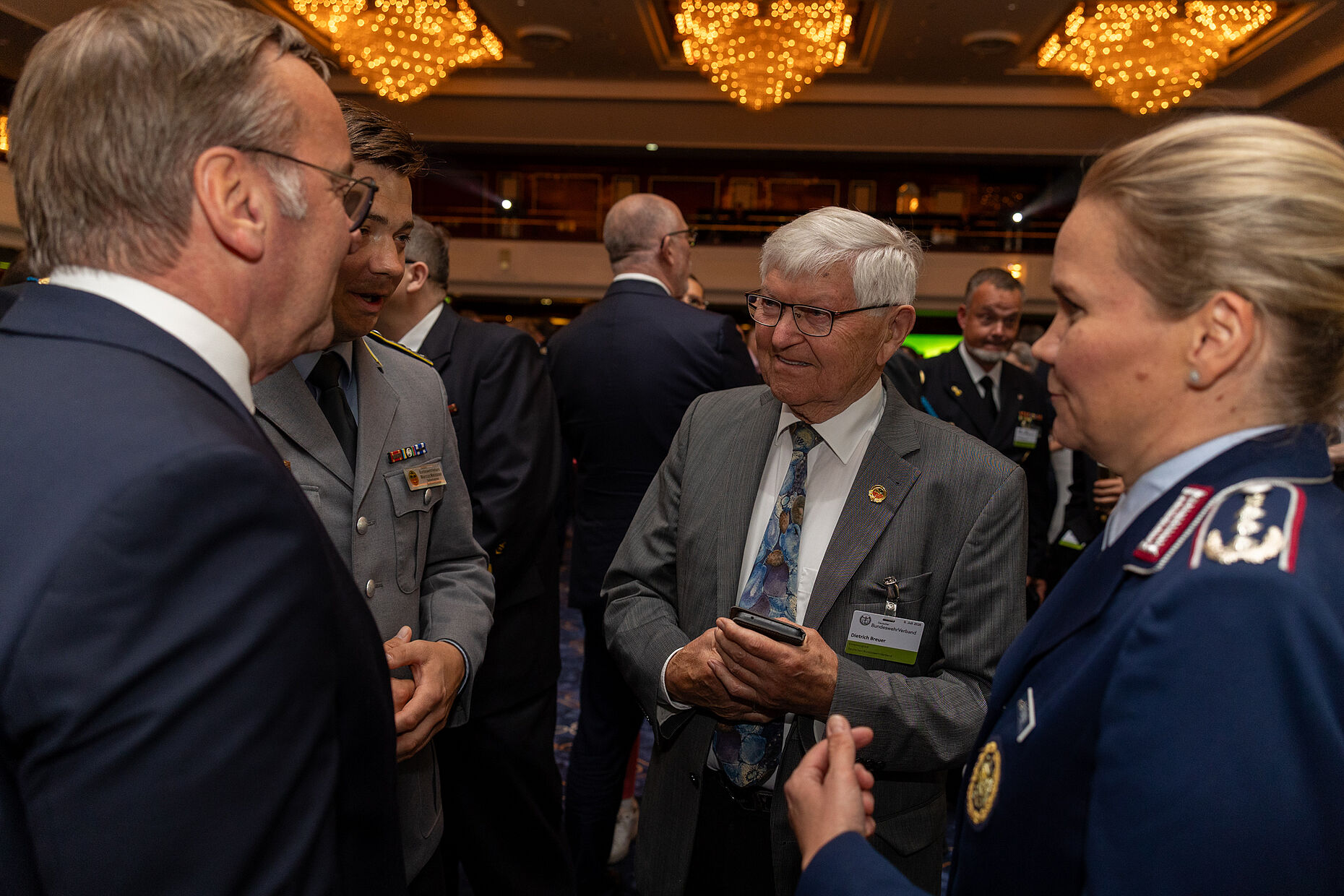 Der Verteidigungsminister sprach auch mit Dietrich Breuer, Gründungsmitglied von 1956. Foto: DBwV/Yann Bombeke