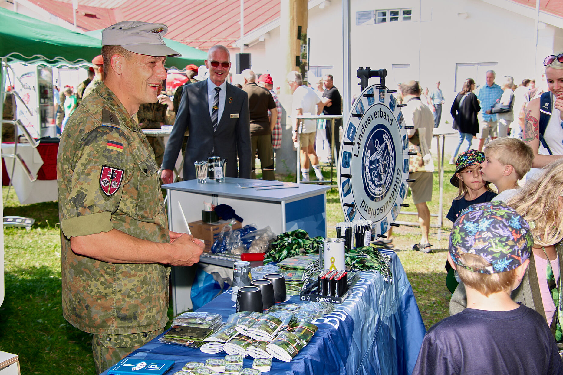 Das Glücksrad am DBwV-Info-Stand erwies sich für TruKa-Vorsitzenden Hauptmann Thomas-Jörn Taupp und Stoka-Vorsitzenden Stefan Weyer als Publikumsmagnet. Foto: Wolfgang Kruse