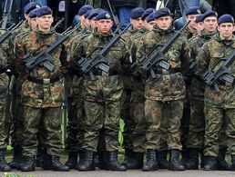 Soldaten der Deutsch-Französischen Brigade bei einem Appell in Straßburg. Für Soldaten in Auslandsverwendungen greifen ab dem kommenden Jahr die Anpassungen der ATGV. Foto: dpa