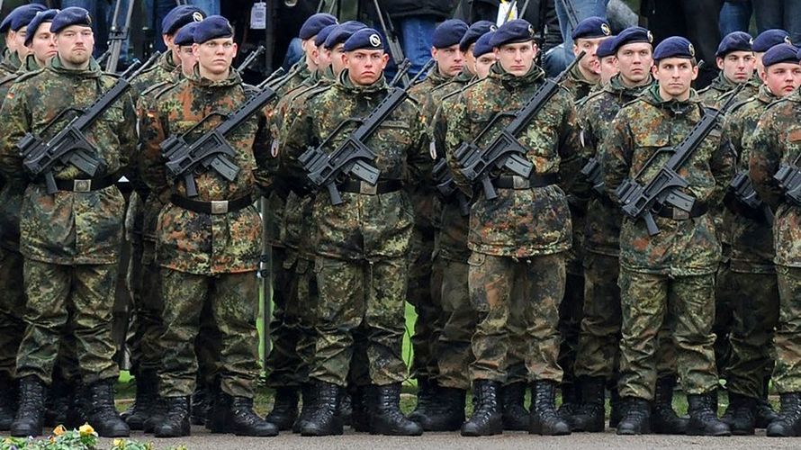 Soldaten der Deutsch-Französischen Brigade bei einem Appell in Straßburg. Für Soldaten in Auslandsverwendungen greifen ab dem kommenden Jahr die Anpassungen der ATGV. Foto: dpa