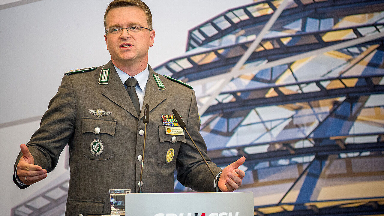 Bundesvorsitzender André Wüstner spricht beim CDU/CSU-Kongress zum Thema "Bundeswehr stärken". Foto: DBwV/Yann Bombeke