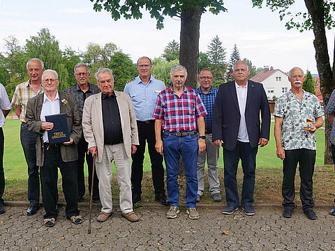 Der Vorstand der Kameradschaft unter Vorsitz von Stabsfeldwebel a.D. Karlheinz Buld (2.v.r) mit einigen der geehrten Mitglieder, darunter in der vorderen Reihe Stabsfeldwebel a.D. Harry Bohl (v.l.), Oberst a.D. Klaus Kramer, Oberfeldwebel a.D. Walter Schmidt und Stabsfeldwebel a.D. Ottmar Heckmann. Foto: DBwV/Vietze