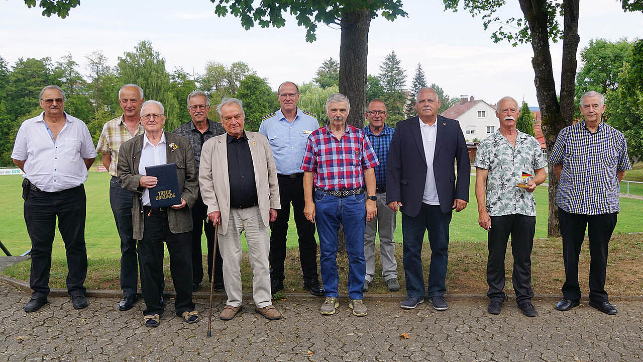 Der Vorstand der Kameradschaft unter Vorsitz von Stabsfeldwebel a.D. Karlheinz Buld (2.v.r) mit einigen der geehrten Mitglieder, darunter in der vorderen Reihe Stabsfeldwebel a.D. Harry Bohl (v.l.), Oberst a.D. Klaus Kramer, Oberfeldwebel a.D. Walter Schmidt und Stabsfeldwebel a.D. Ottmar Heckmann. Foto: DBwV/Vietze