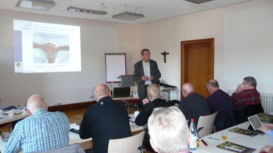 Eberhard Mandel, Referent der Karl-Theodor-Molinari-Stiftung, informierte im Bezirk „Nord- und Mittelhessen“ zum Versorgungsrecht  Foto: DBwV