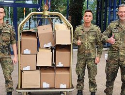 Landesvorsitzender Oberstleutnant Lutz Meier dankte Stabsfeldwebel Stahl (r.) und seinen Männern für die Betreuung unserer Kameradinnen und Kameraden. Foto: DBwV