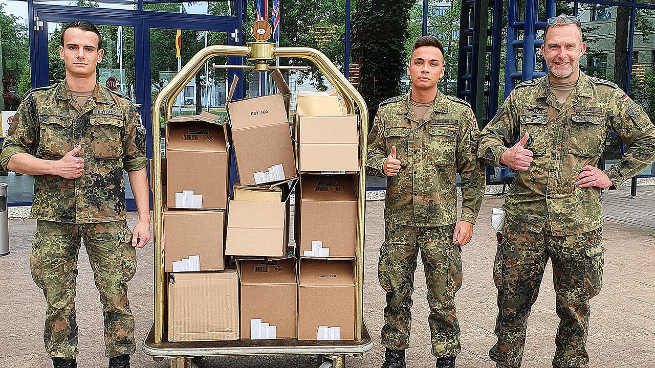 Landesvorsitzender Oberstleutnant Lutz Meier dankte Stabsfeldwebel Stahl (r.) und seinen Männern für die Betreuung unserer Kameradinnen und Kameraden. Foto: DBwV