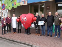 Die Hannoveraner Ehemaligen haben dem Verein „Kleine Herzen Hannover“ eine Spende übergeben. Foto: LV Nord 
