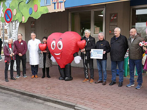 Die Hannoveraner Ehemaligen haben dem Verein „Kleine Herzen Hannover“ eine Spende übergeben. Foto: LV Nord 