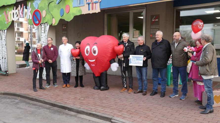 Die Hannoveraner Ehemaligen haben dem Verein „Kleine Herzen Hannover“ eine Spende übergeben. Foto: LV Nord 