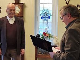 Oberstleutnant a.D. v. Freymann (l) freute sich über die Würdigung für 60 Jahre DBwV-Mitgliedschaft aus den Händen von Hauptmann a.D. Norbert Peterssohn (r). Foto: DBwV/Müller 