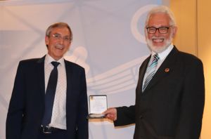 Stabsfeldwebel a.D. Gerhard Stärk (l.) überreichte Oberstleutnant a.D. Thomas Sohst eine Plakette des Landesverbands Süddeutschland. Foto: DBwV/Carsten Pfenning