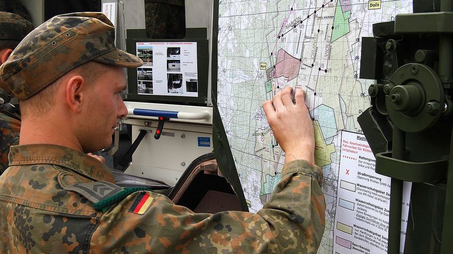 Oberfeldwebel bei der Lageeinweisung im Gefechtsübungszentrum Letzlingen (Foto: Bundeswehr/Houben)