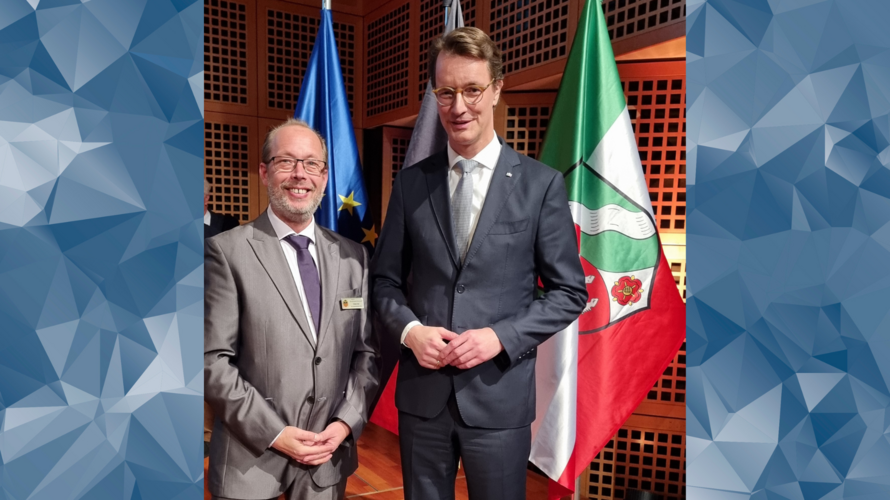 Für den DBwV nahm der stellvertretende Landesvorsitzende West, Stabsfeldwebel Volker Keil (links), an dem Empfang teil. Rechts im Bild Ministerpräsident Hendrik Wüst. Foto: DBwV   