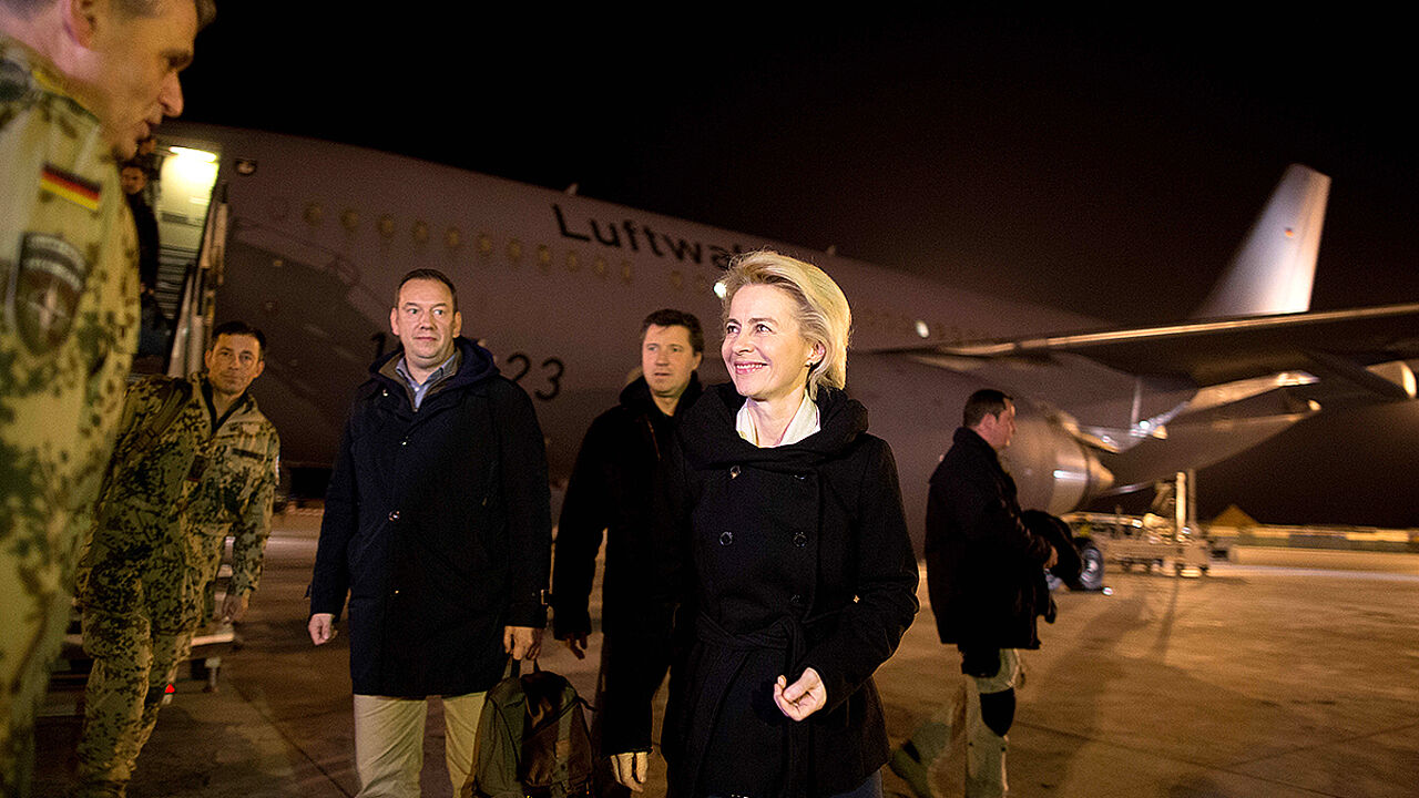 Bundesverteidigungsministerin Ursula von der Leyen (CDU) wird am 06.12.2015 auf dem Militärflughafen in Masar-i-Scharif von Brigadegeneral Andreas Hannemann begrüßt. Foto: dpa 