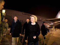 Bundesverteidigungsministerin Ursula von der Leyen (CDU) wird am 06.12.2015 auf dem Militärflughafen in Masar-i-Scharif von Brigadegeneral Andreas Hannemann begrüßt. Foto: dpa 